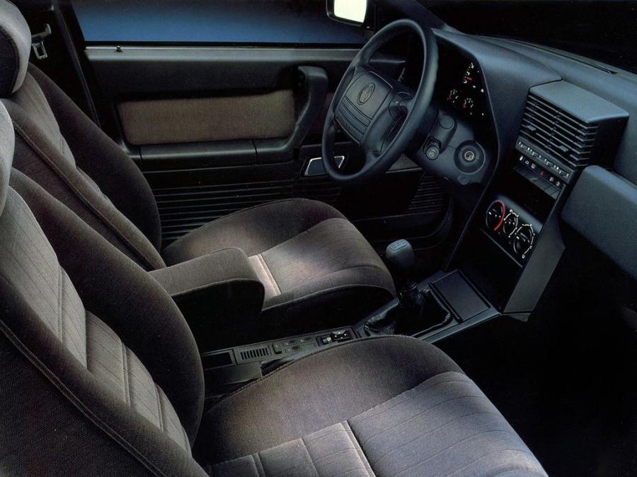 Интерьер Alfa Romeo 164 Super 1992 года  (фото 17 из 18)